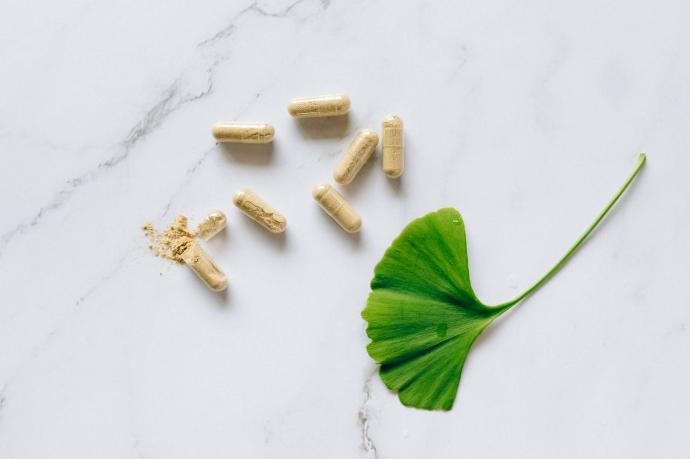 Compléments alimentaires avec feuille de gingko biloba verte