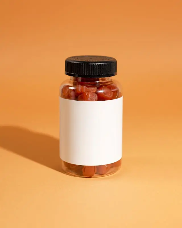 Flacon compléments alimentaires avec étiquette vierge
