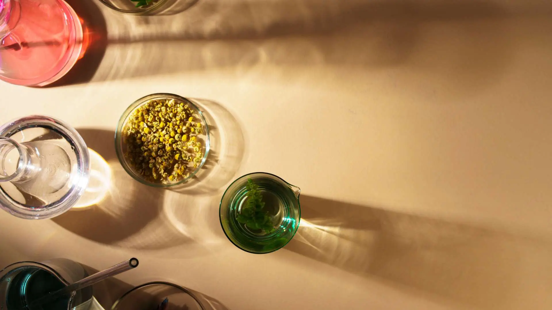 Vue de haut flacons en verre compléments alimentaires liquides