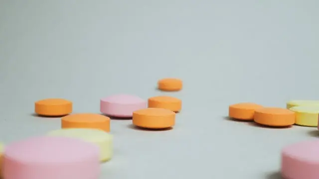 Comprimés oranges, jaunes et roses