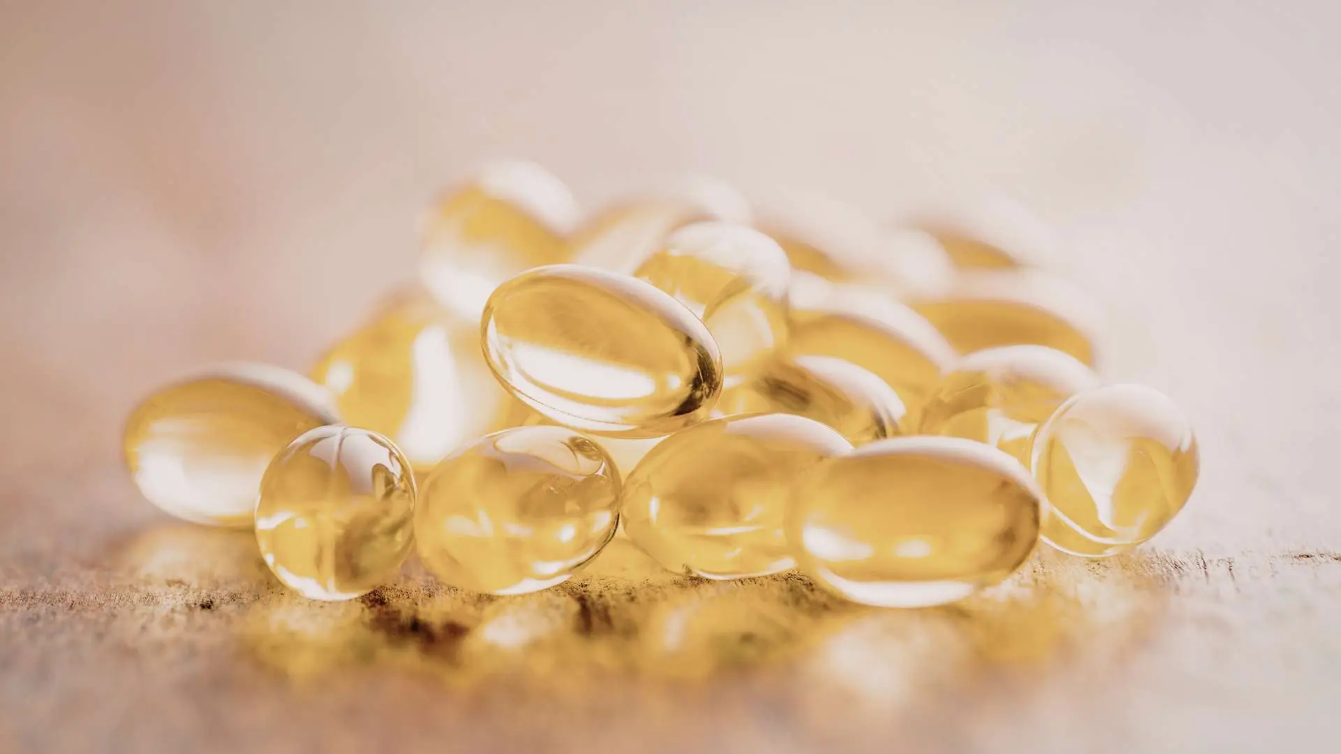 Gros plan gélules molles compléments alimentaires sur une table en bois