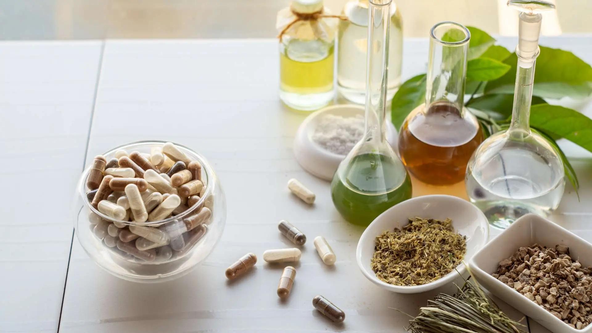 Compléments alimentaires avec fioles et plantes séchées